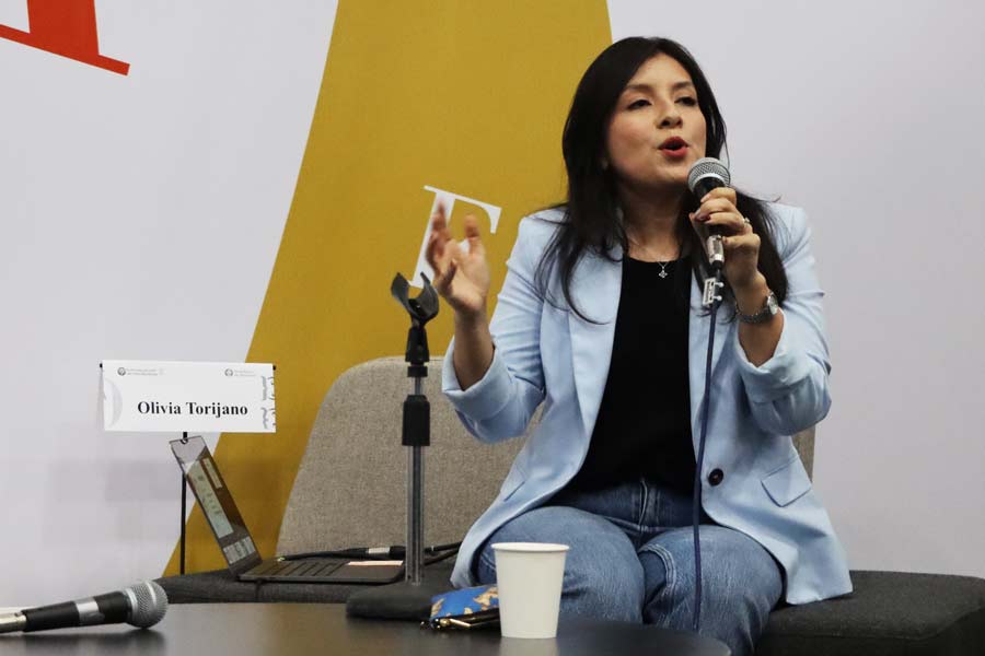 La profesora Olivia Torijano durante su talller rese&ntilde;a de libro en TikTok.