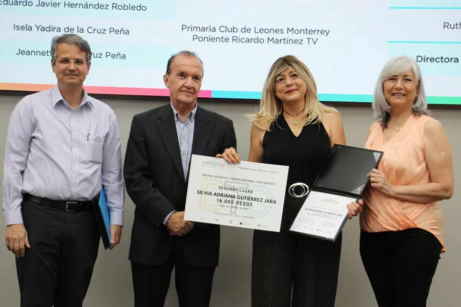 La profesora Silvia Guti&eacute;rrez fue reconocida durante la ceremonia.