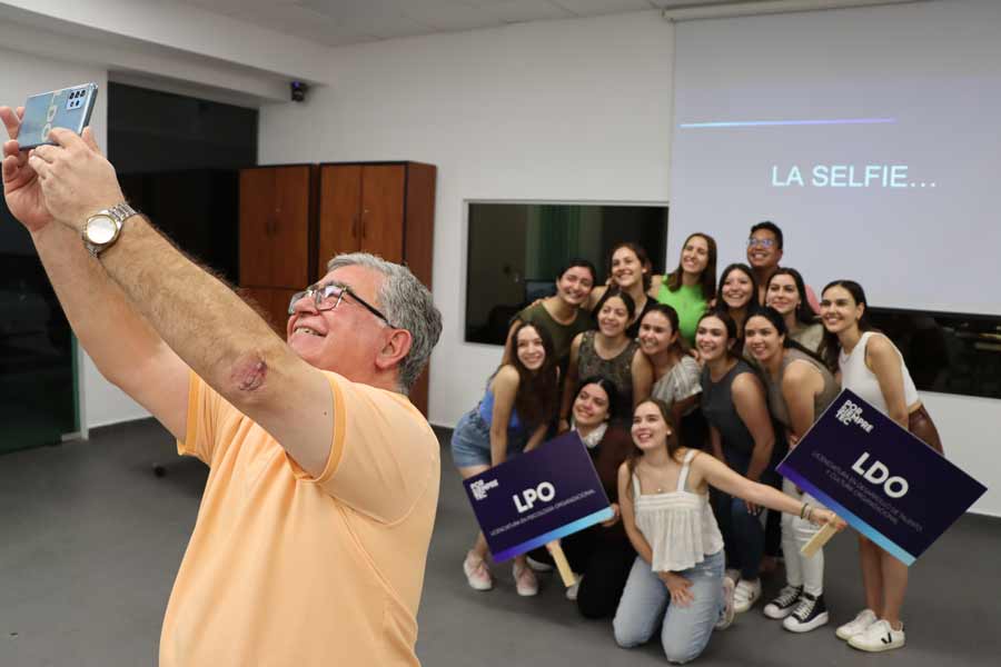 Durante el &uacute;ltimo d&iacute;a de clase las y los estudiantes se tomaron una fotograf&iacute;a con Jos&eacute; Luis Montes.