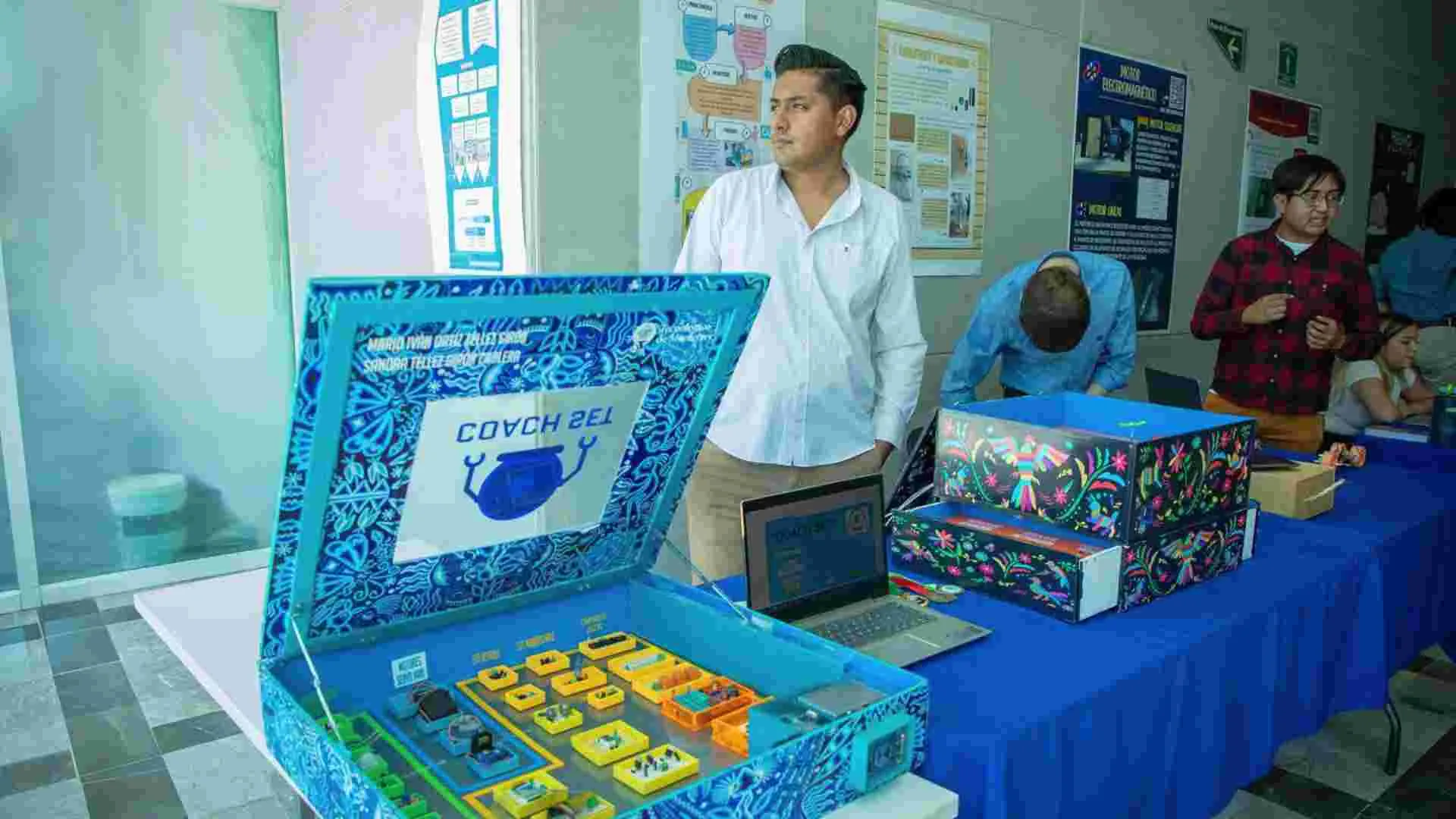 Estudiante muestra proyecto de emprendimiento en Expo Ingenier&iacute;as 