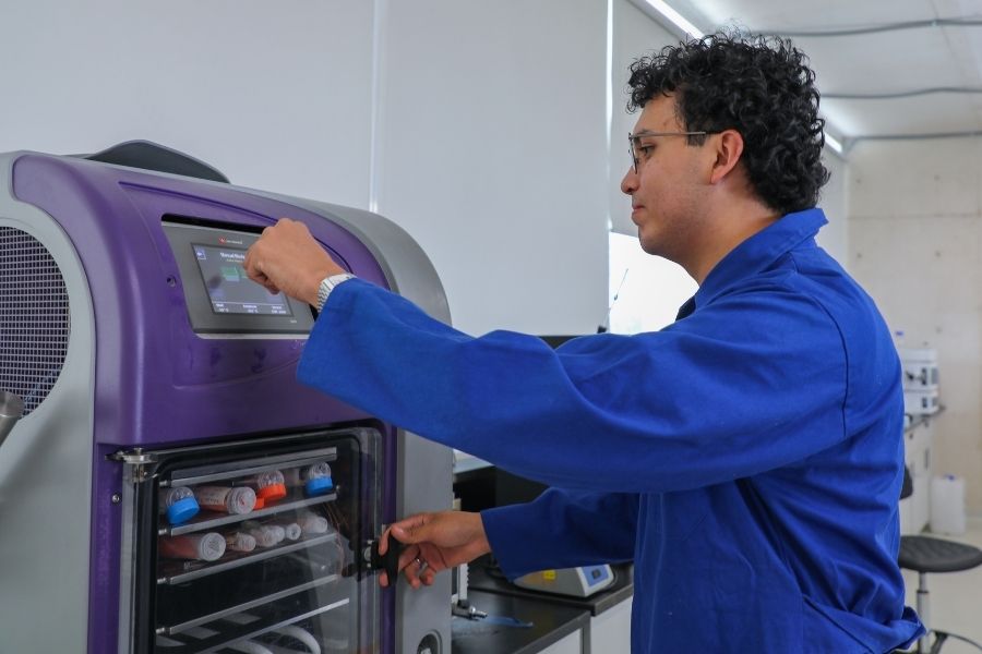 Marco Arias trabajando en uno de los laboratorios del Tec campus Estado de M&eacute;xico.