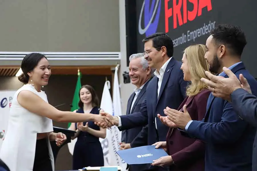 Alumna del campus Monterrey recibiendo el Premio FRISA en la Sala Mayor de Rector&iacute;a