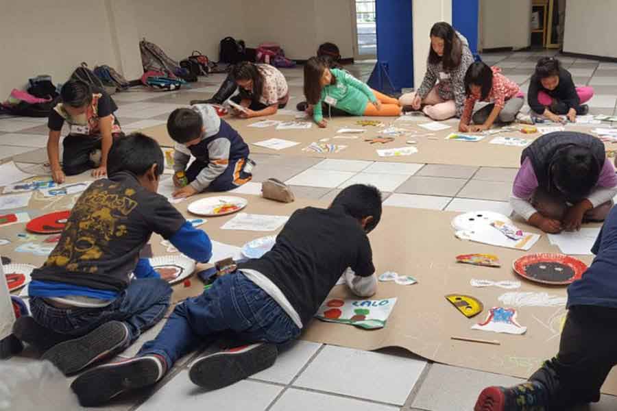 Ni&ntilde;os dibujando en taller de Lecturnio