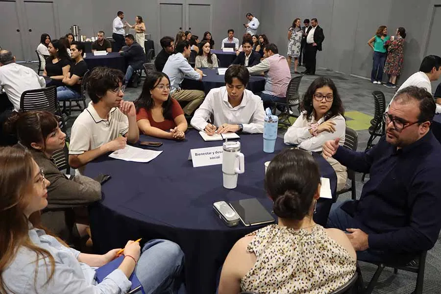 Adri&aacute;n Gonz&aacute;lez, diputado federal, con estudiantes del campus Monterrey.