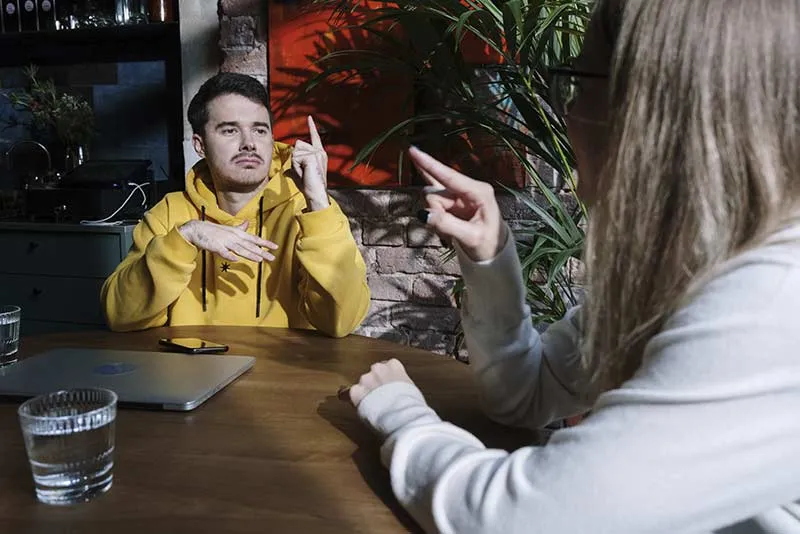 Personas comunic&aacute;ndose con lengua de se&ntilde;as