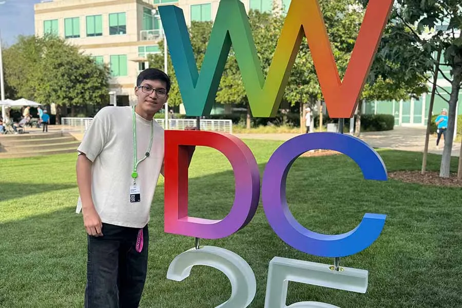 Leonardo Gonz&aacute;lez, estudiante del campus Monterrey, en WWDC 2025 de Apple. 