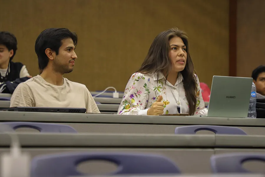 Estudiantes durante el di&aacute;logo abierto con la autora Nora de la Cruz.
