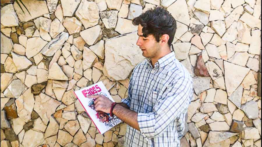Alex con el libro en sus manos