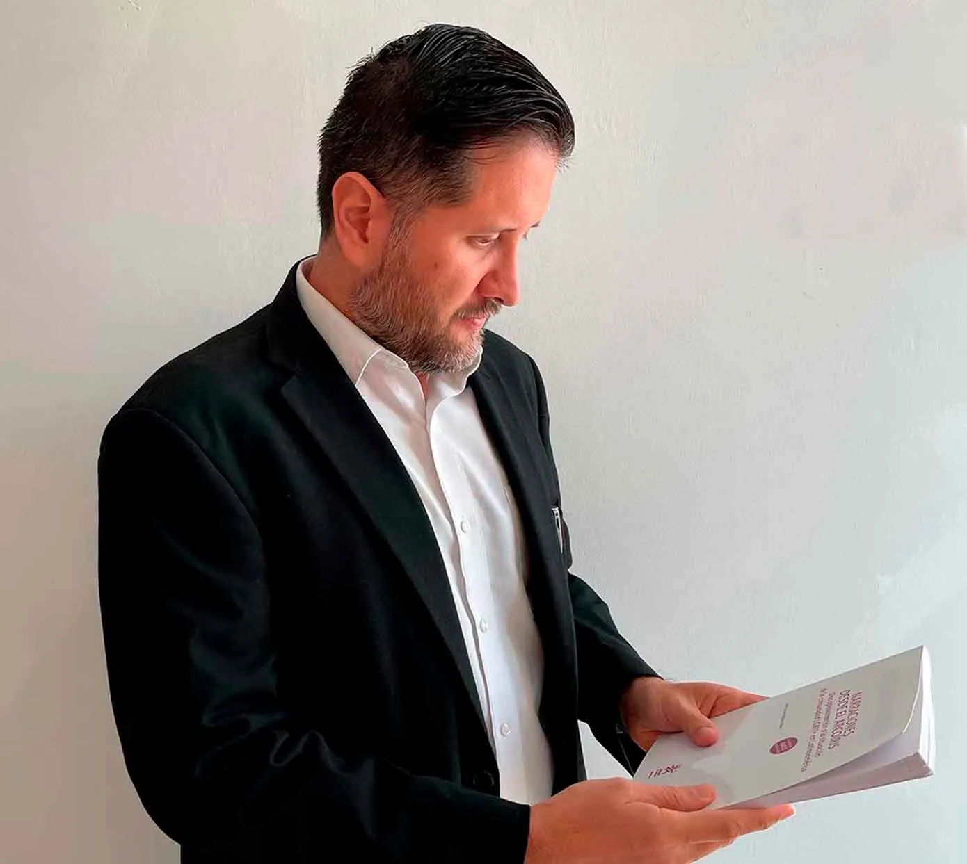 Profesor del Tec escribe libro "Narraciones desde el arco&iacute;ris"