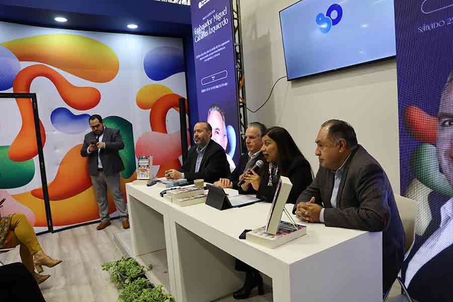 Libro organismos internacionales, en la participaci&oacute;n del Tec en la FIL Guadalajara. 