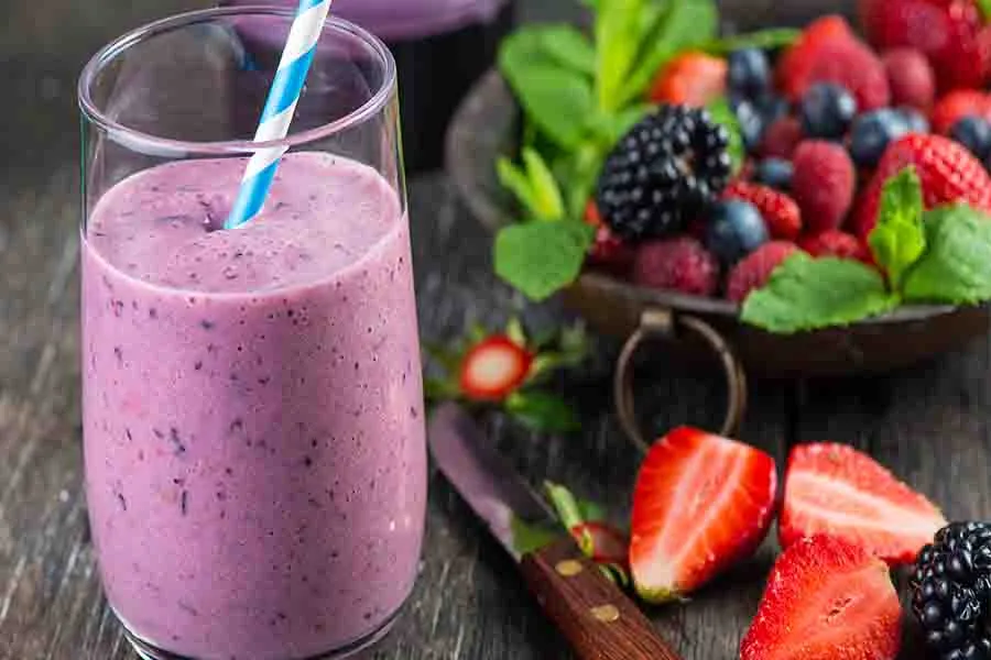Licuado de avena con manzana y ar&aacute;ndanos