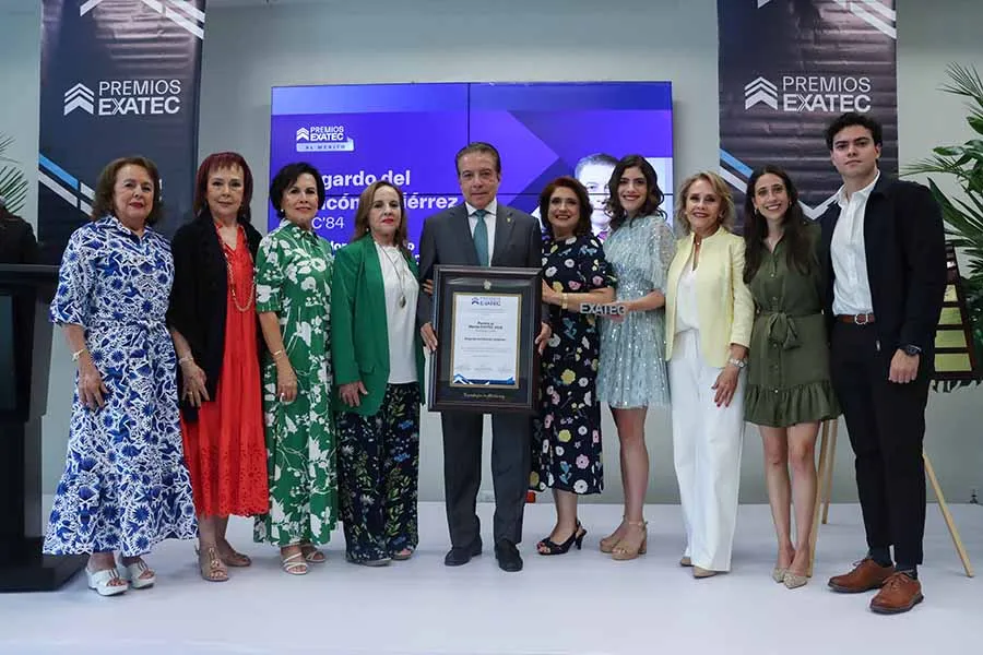 Edgardo del Rinc&oacute;n en compa&ntilde;&iacute;a de su familia en la ceremonia de entrega del Premio al M&eacute;rito EXATEC