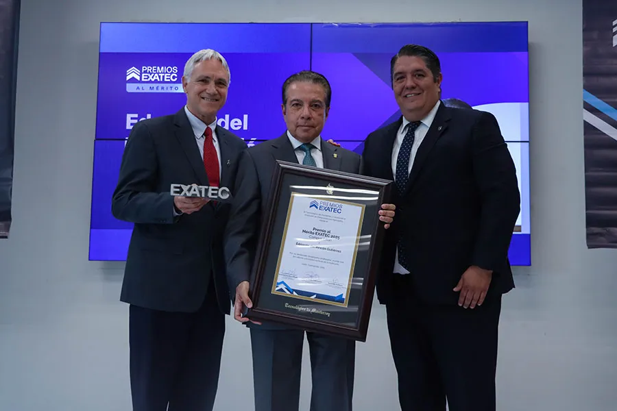 Edgardo del Rinc&oacute;n recibiendo el Premio al M&eacute;rito EXATEC