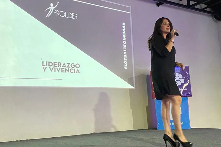 Lilia Dom&iacute;nguez ofreciendo una charla a los estudiantes