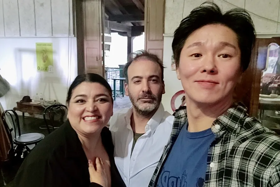Lilli&aacute;n Viveros, del Tec campus Chihuahua, Achille Munari, actor italiano, y Jinwoo Park, actor Coreano, en el Teatro Orens, en Mentecreto, Italia.
