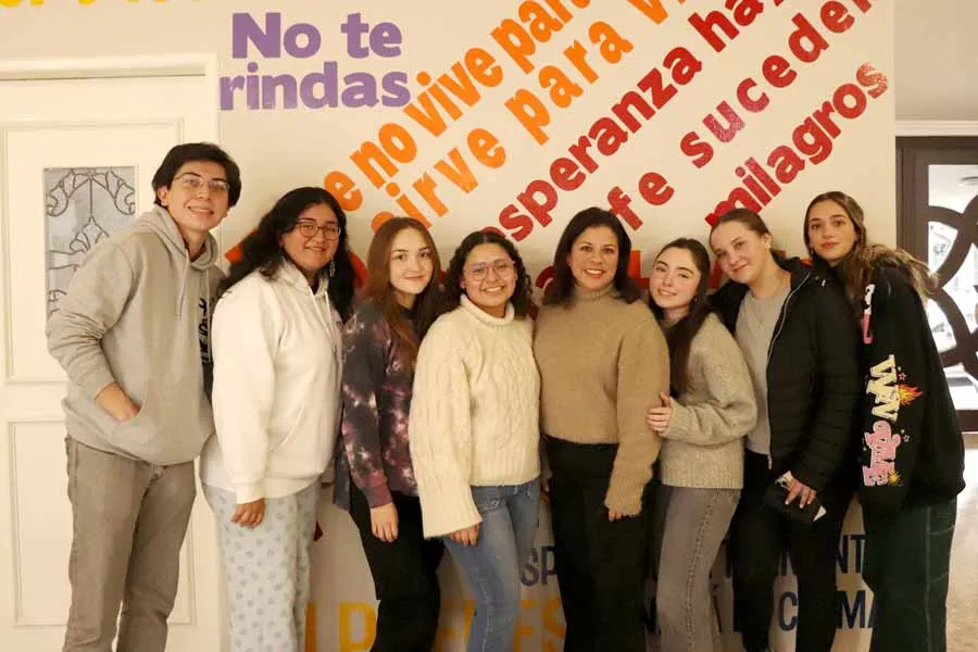 Los alumnos de PrepaTec Valle Alto y la profesora Laura Pezina posando para una fotograf&iacute;a.