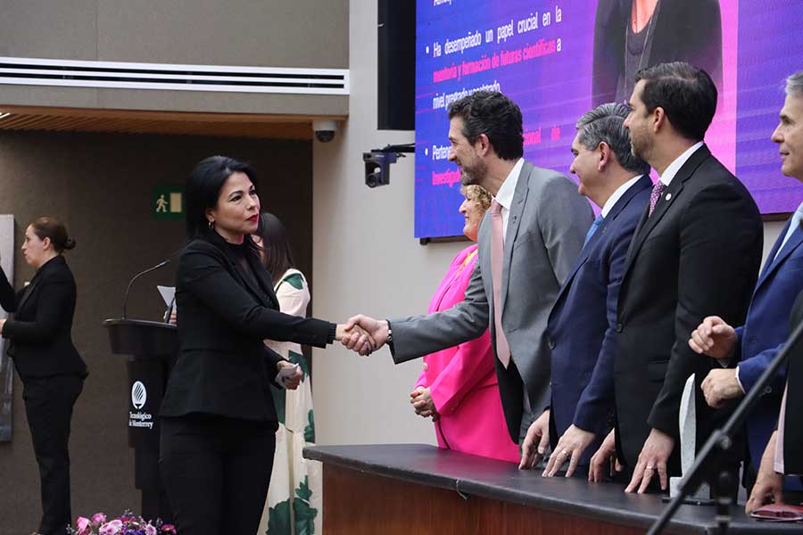 Lucy González, investigadora y profesora del Tec de Monterrey, recibiendo el Premio Mujer Tec.