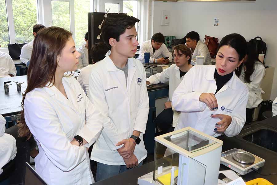 Lucy González, investigadora y profesora del Tec de Monterrey, con estudiantes del campus.