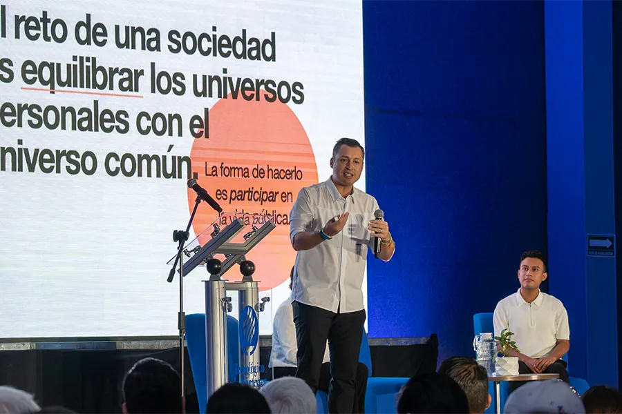 Luis Donaldo Colosio dando conferencia sobre liderazgo.