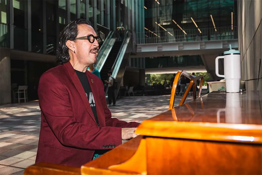 Luis Ra&uacute;l Dom&iacute;nguez al piano