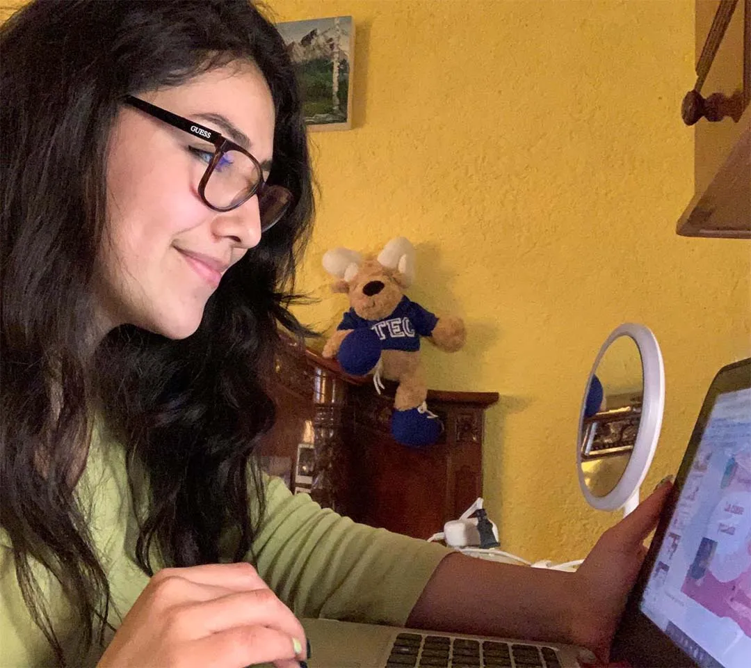 M&eacute;relyn da clases de espa&ntilde;ol en l&iacute;nea a ni&ntilde;os extranjeros