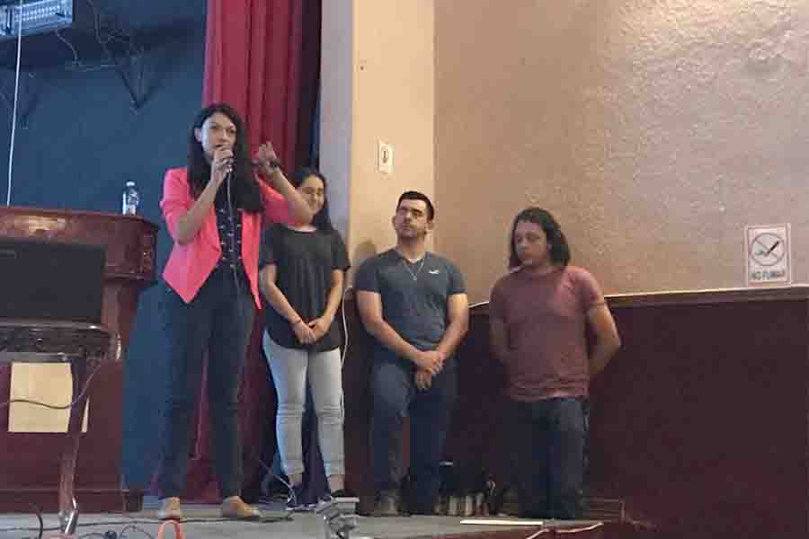 Pl&aacute;tica de la maestra y alumnos a habitantes de Valle de Allende