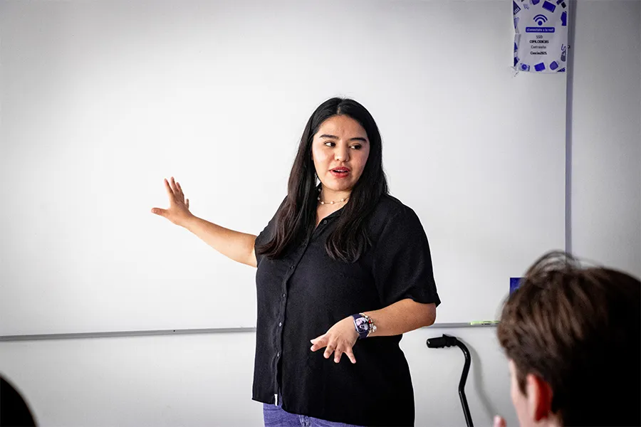 Maestra dando clase en sal&oacute;n