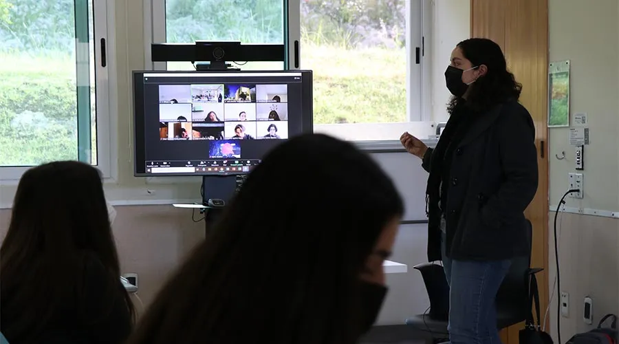 maestra ense&ntilde;ando a alumnos y alumnas de prepatec morelia