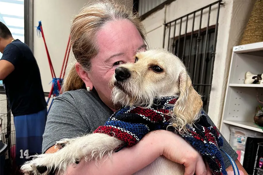 Mam&aacute; de Dominique en sus labores en el refugio.