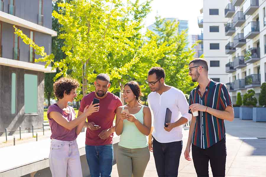 Personas conviviendo