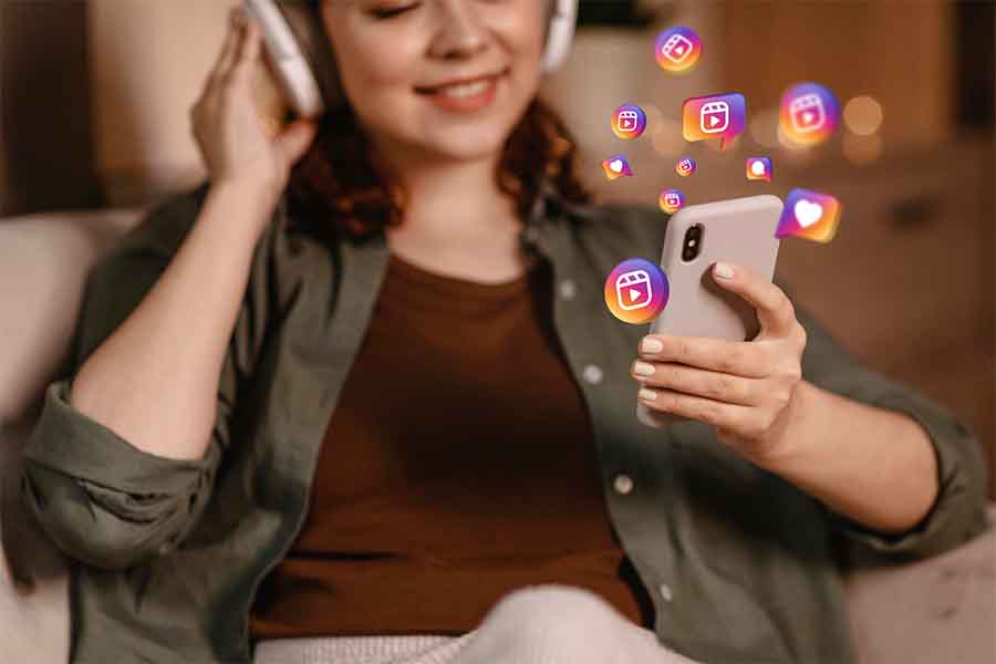 Persona utilizando las redes sociales