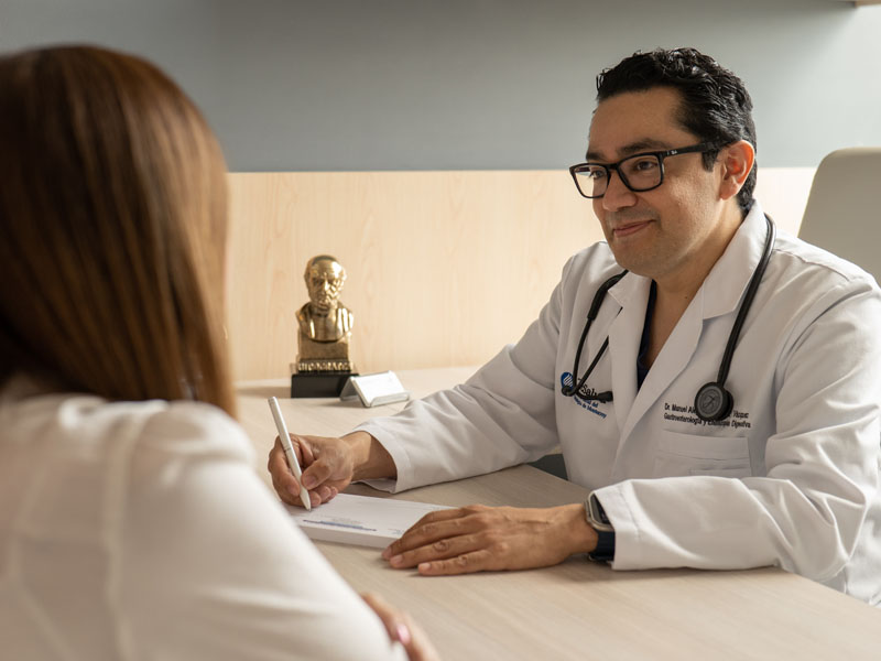 Dr. Manuel Martínez Vázquez, especialista en gastroenterología y líder de la clínica de Enfermedad Inflamatoria Intestinal en TecSalud.