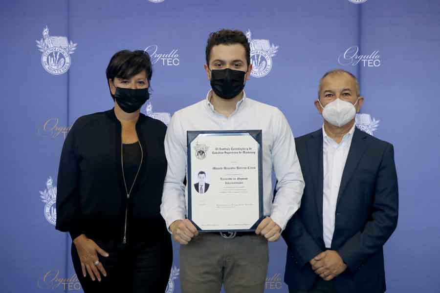 Marcelo Barcena (centro) fue acompañado por su papá y mamá.