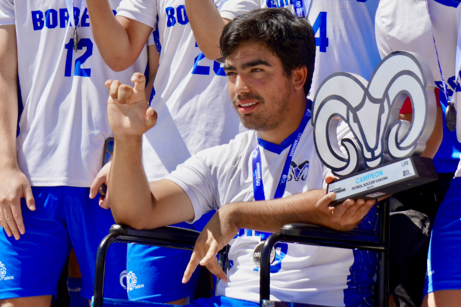 Marco Guti&eacute;rrez, jugador de la selecci&oacute;n varonil de futbol del campus Chihuahua celebra con sus compa&ntilde;eros el campeonato en Intercampus 2026.