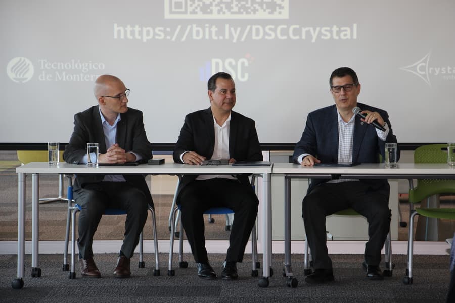 Marco Rossetti, David Aguilar, de Crystal System Group, y Hugo Garza, VP de proyectos estratégicos del Tec, firmaron el convenio de colaboración.