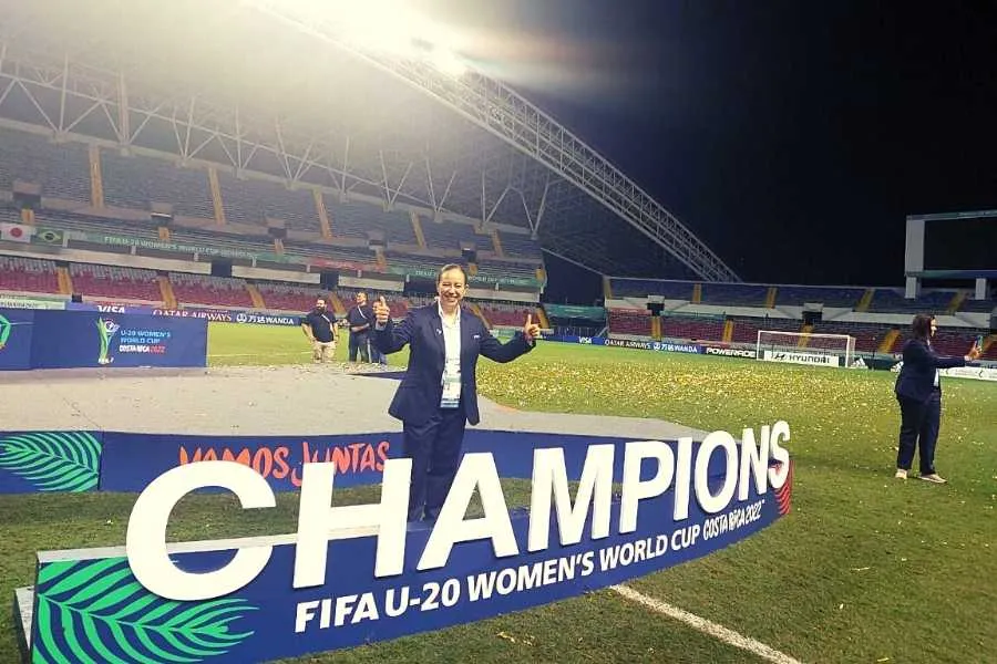 Marely Flores, una mexicana posa en medio de un estadio de futbol de la UEFA Women&rsquo;s Champions League