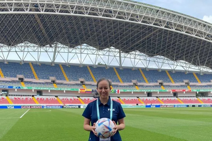 Marely Flores toma un bal&oacute;n de futbol de la FIFA en medio de un torneo de la FIFA