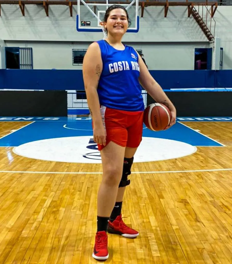 Maria Jose Coto en partido de b&aacute;squetbol