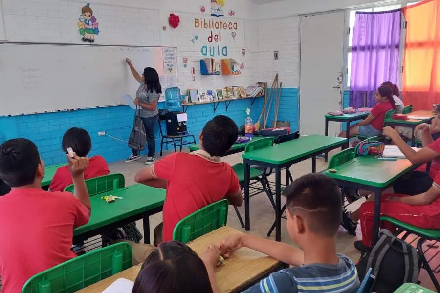 Mar&iacute;a Soto explicando clases