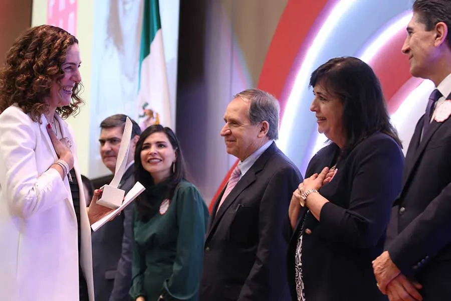 Mar&iacute;a Lazo fue reconocida por su Trayectoria durante la ceremonia del Premio Mujer Tec 2020