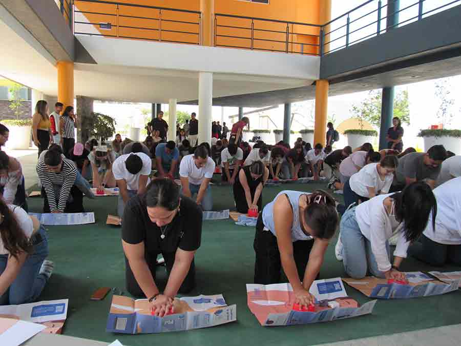 Egresada de Tec Guadalajara distribuye dispositivo de reanimación cardiaca.