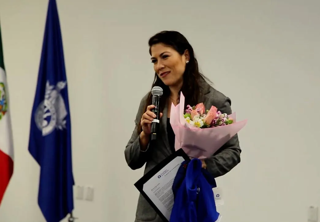Mariana Priego premio al m&eacute;rito exatec dando un discurso