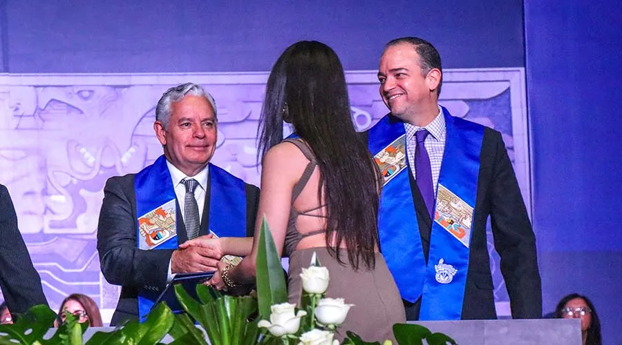 mario adri&aacute;n entrega t&iacute;tulos a profesionistas del tec campus laguna