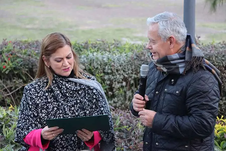 Adriana Carranza y Mario Adri&aacute;n Flores en la donaci&oacute;n del &aacute;rbol de las Barbies en el Parque Central, como parte del proyecto Sigamos Creciendo Juntos..