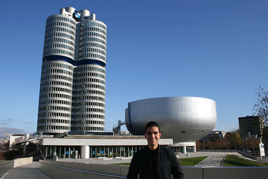 Mario Enrique Garc&iacute;a frente edificio de bmw