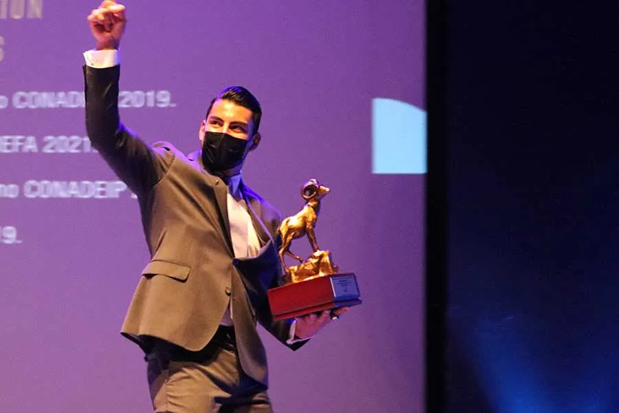 Por su trayectoria deportiva Mart&iacute;nez recibi&oacute; el Borregos de oro como el alumnos m&aacute;s destacado de su generaci&oacute;n.