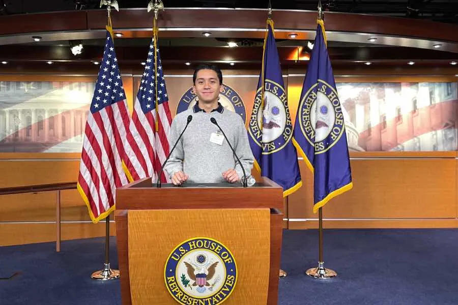 El estudiante de comunicaci&oacute;n cubri&oacute; eventos desde el Congreso Estadounidense.