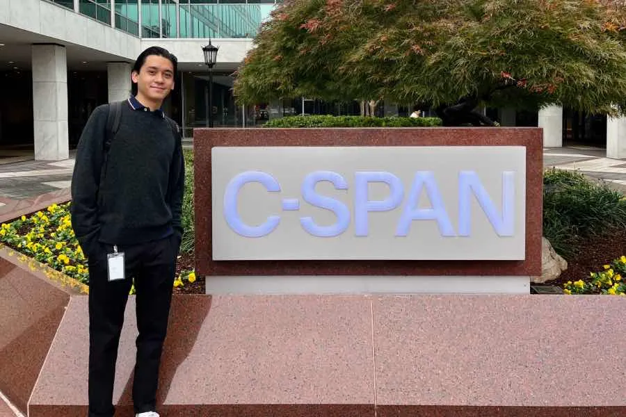 Isaac trabaj&oacute; para C-SPAN durante m&aacute;s de 3 meses.