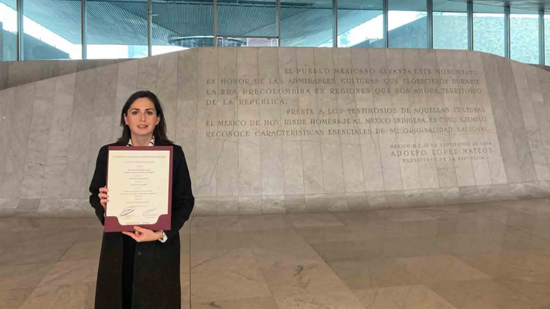 Profesora Silvia Cano recibiendo la menci&oacute;n honor&iacute;fica