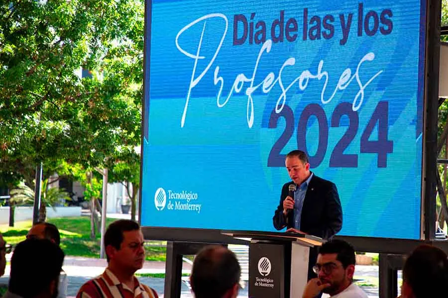 El director del Tec de Monterrey campus Laguna da su mensaje en el D&iacute;a de las y los Profesores 2023